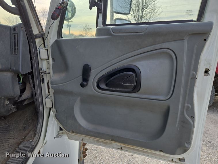 image for item EQ3669 2006 International  4300 SBA bucket truck