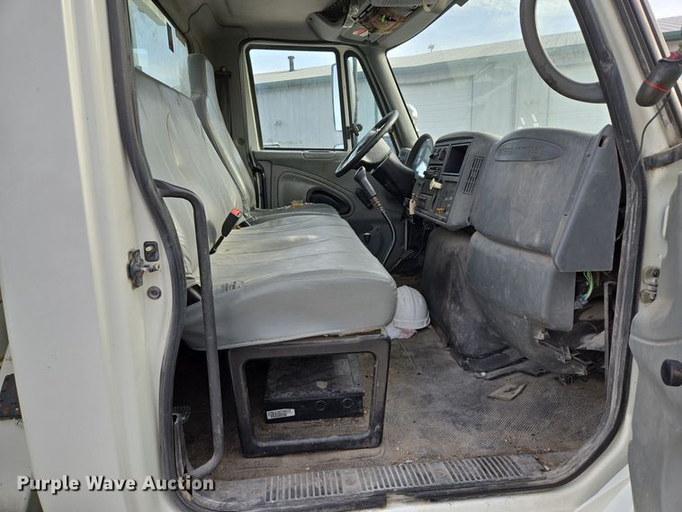 image for item EQ3669 2006 International  4300 SBA bucket truck