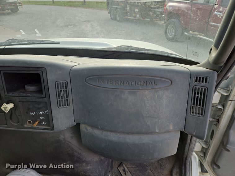 image for item EQ3669 2006 International  4300 SBA bucket truck