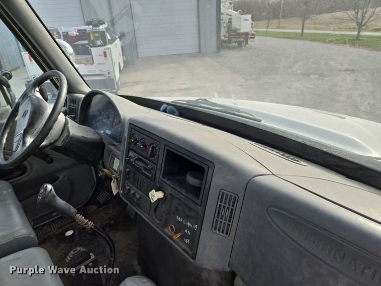 image for item EQ3669 2006 International  4300 SBA bucket truck