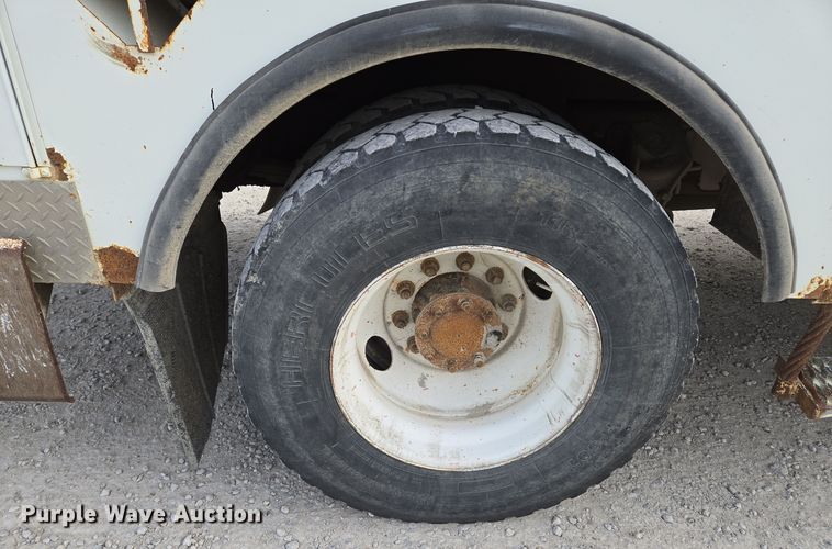 image for item EQ3669 2006 International  4300 SBA bucket truck