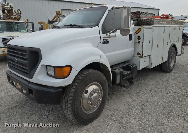 image for item EQ3672 2000 Ford  F750 utility / service truck