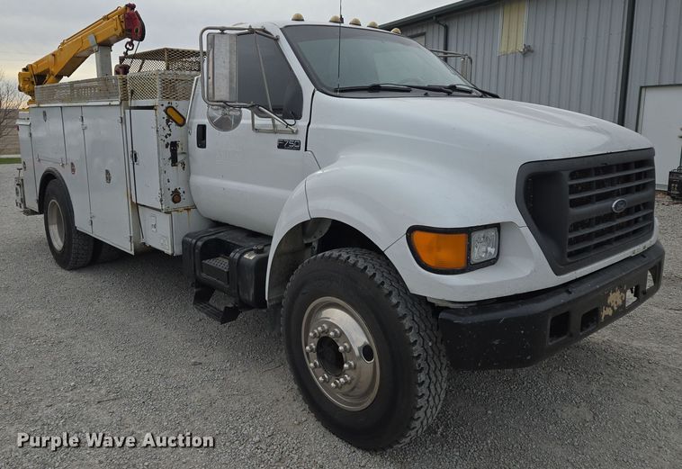 image for item EQ3672 2000 Ford  F750 utility / service truck