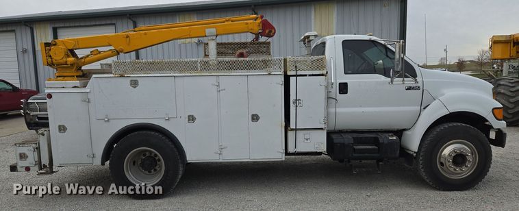 image for item EQ3672 2000 Ford  F750 utility / service truck