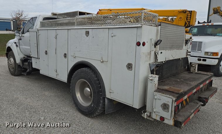 image for item EQ3672 2000 Ford  F750 utility / service truck