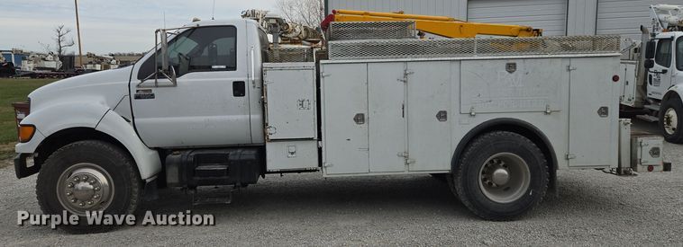 image for item EQ3672 2000 Ford  F750 utility / service truck