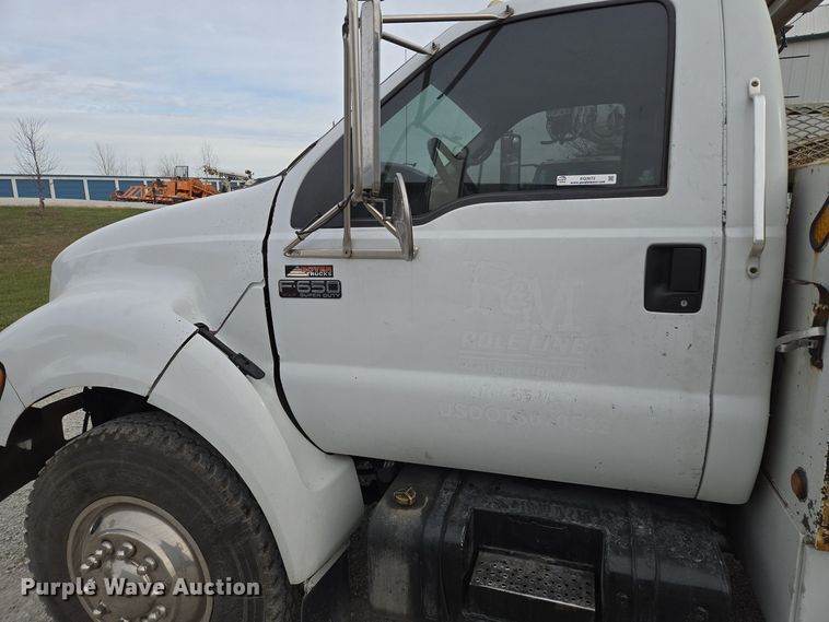 image for item EQ3672 2000 Ford  F750 utility / service truck