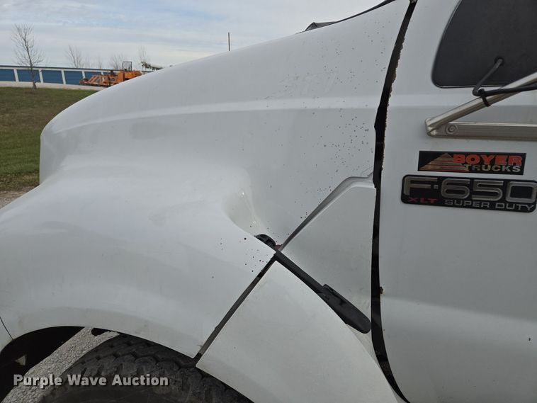 image for item EQ3672 2000 Ford  F750 utility / service truck