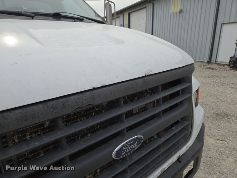 image for item EQ3672 2000 Ford  F750 utility / service truck