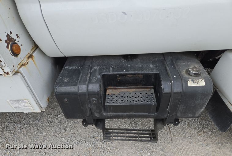 image for item EQ3672 2000 Ford  F750 utility / service truck