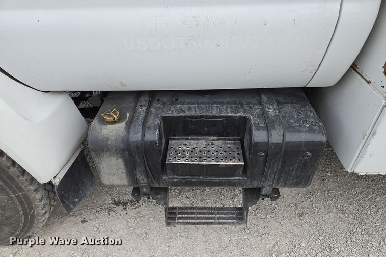 image for item EQ3672 2000 Ford  F750 utility / service truck