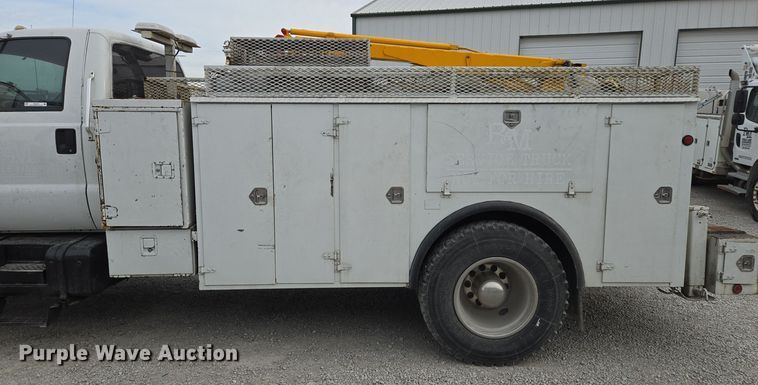 image for item EQ3672 2000 Ford  F750 utility / service truck