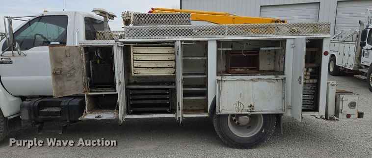 image for item EQ3672 2000 Ford  F750 utility / service truck