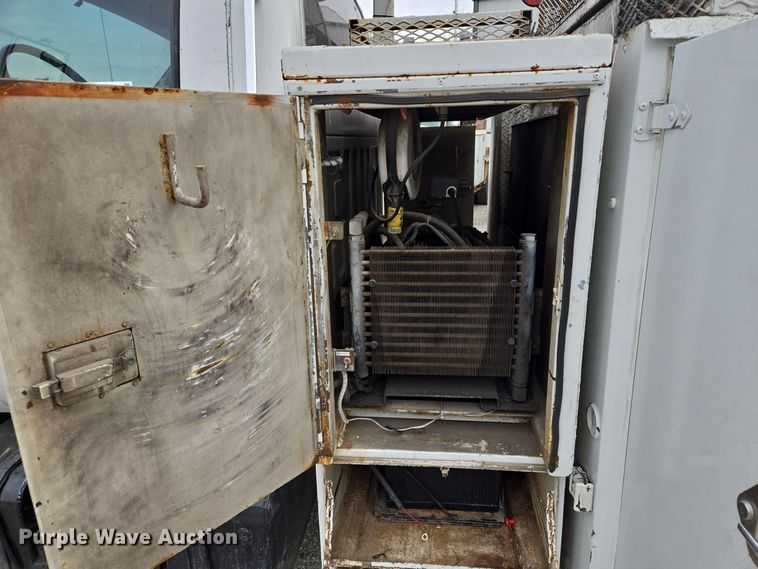 image for item EQ3672 2000 Ford  F750 utility / service truck