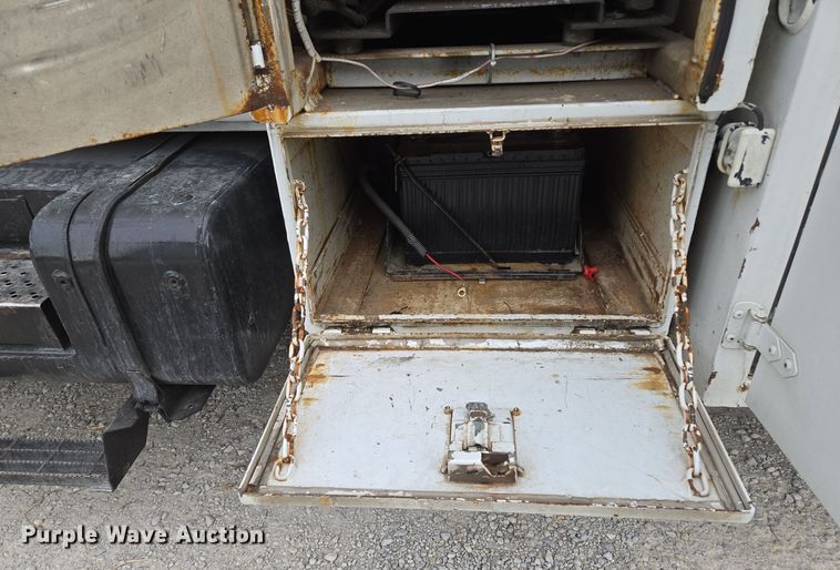 image for item EQ3672 2000 Ford  F750 utility / service truck