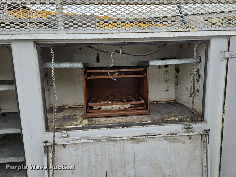 image for item EQ3672 2000 Ford  F750 utility / service truck