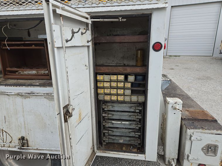 image for item EQ3672 2000 Ford  F750 utility / service truck