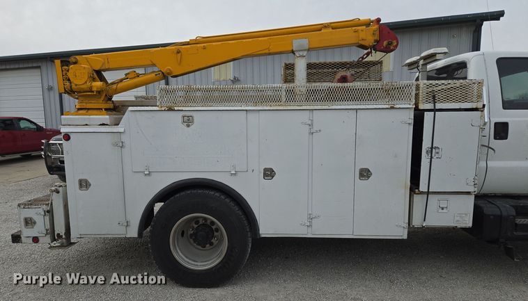 image for item EQ3672 2000 Ford  F750 utility / service truck