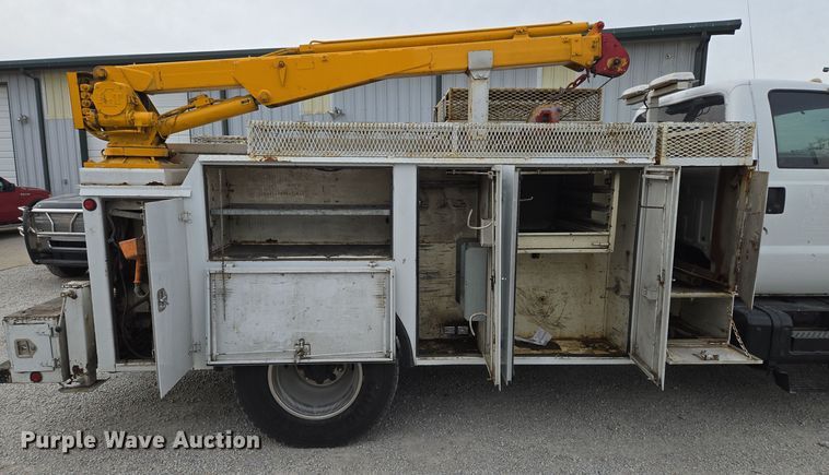 image for item EQ3672 2000 Ford  F750 utility / service truck