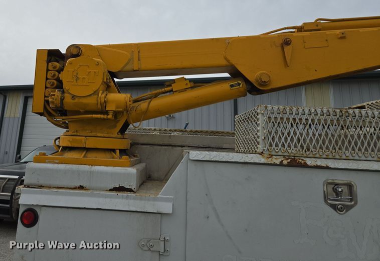 image for item EQ3672 2000 Ford  F750 utility / service truck