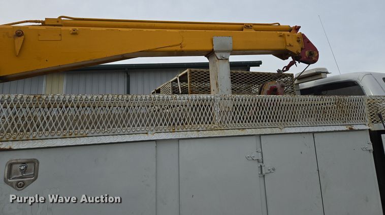 image for item EQ3672 2000 Ford  F750 utility / service truck