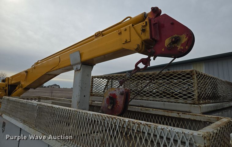 image for item EQ3672 2000 Ford  F750 utility / service truck