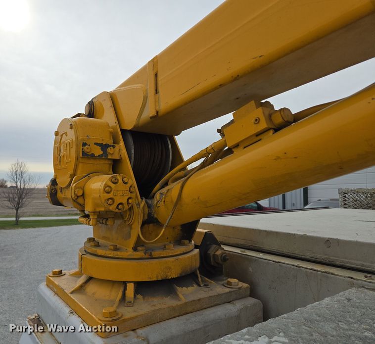 image for item EQ3672 2000 Ford  F750 utility / service truck