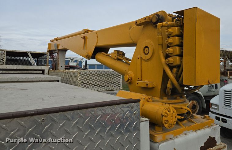 image for item EQ3672 2000 Ford  F750 utility / service truck