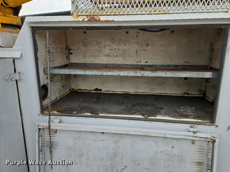 image for item EQ3672 2000 Ford  F750 utility / service truck