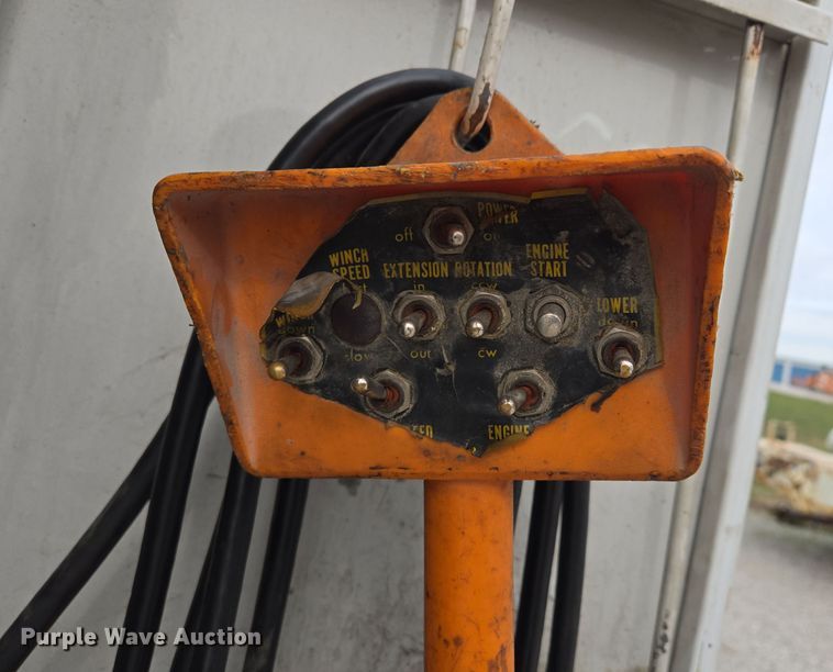 image for item EQ3672 2000 Ford  F750 utility / service truck