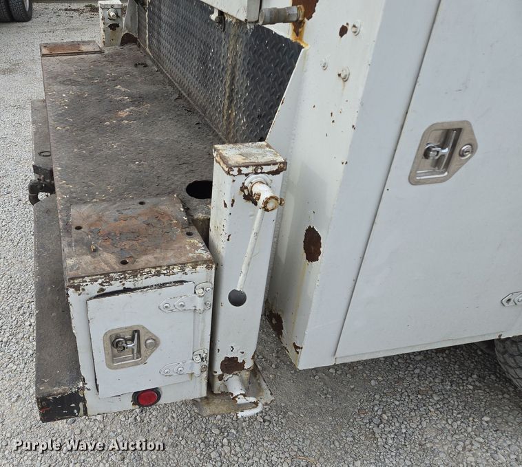 image for item EQ3672 2000 Ford  F750 utility / service truck