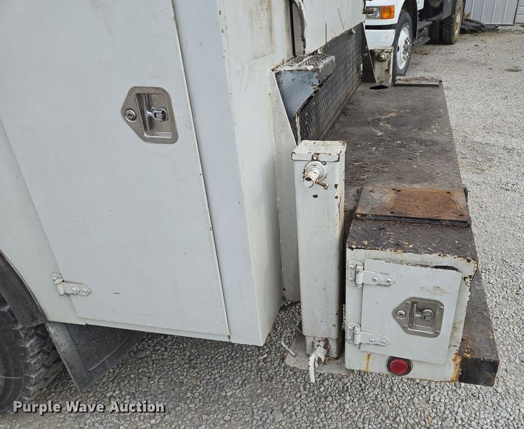 image for item EQ3672 2000 Ford  F750 utility / service truck