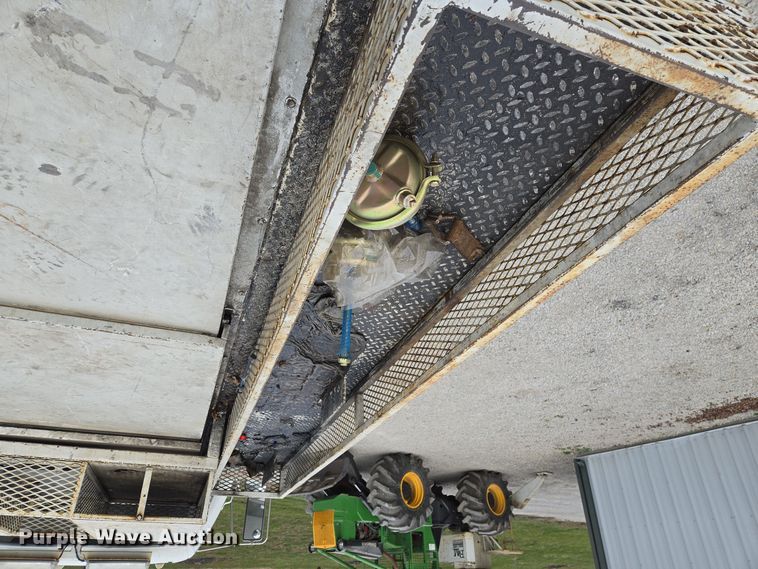 image for item EQ3672 2000 Ford  F750 utility / service truck