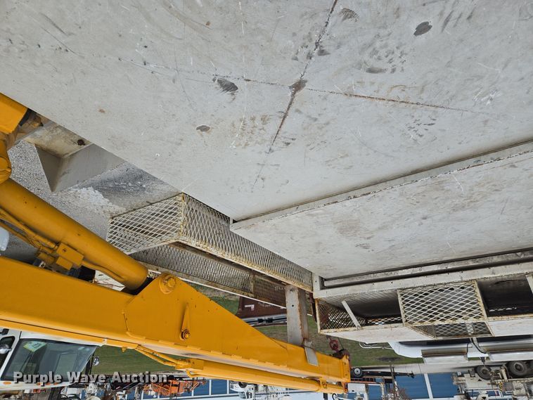 image for item EQ3672 2000 Ford  F750 utility / service truck