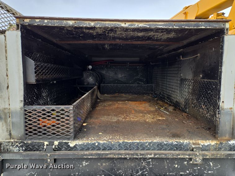 image for item EQ3672 2000 Ford  F750 utility / service truck