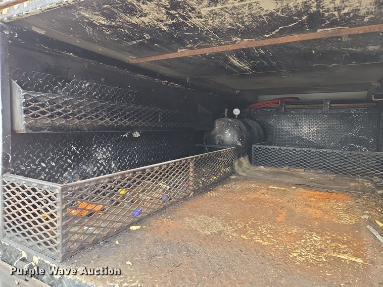 image for item EQ3672 2000 Ford  F750 utility / service truck