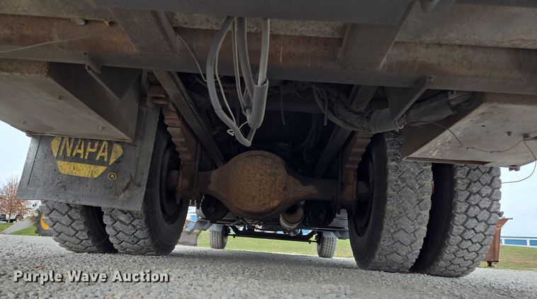 image for item EQ3672 2000 Ford  F750 utility / service truck