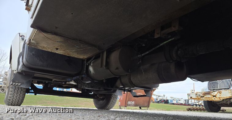 image for item EQ3672 2000 Ford  F750 utility / service truck