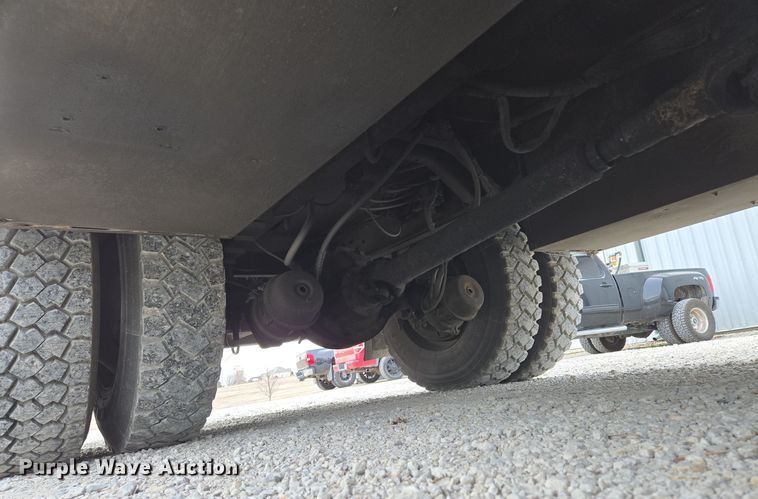 image for item EQ3672 2000 Ford  F750 utility / service truck