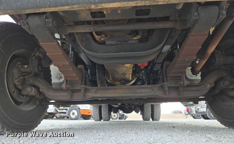 image for item EQ3672 2000 Ford  F750 utility / service truck