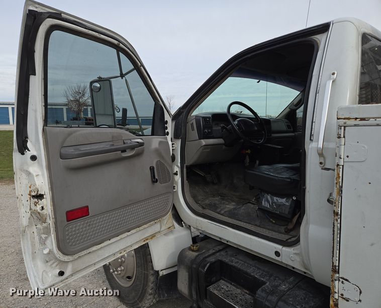 image for item EQ3672 2000 Ford  F750 utility / service truck