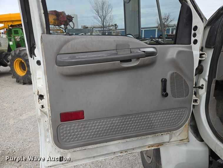 image for item EQ3672 2000 Ford  F750 utility / service truck