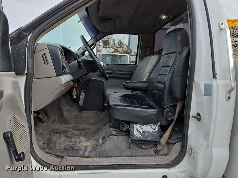 image for item EQ3672 2000 Ford  F750 utility / service truck