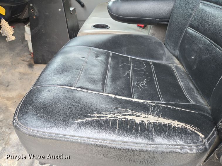 image for item EQ3672 2000 Ford  F750 utility / service truck