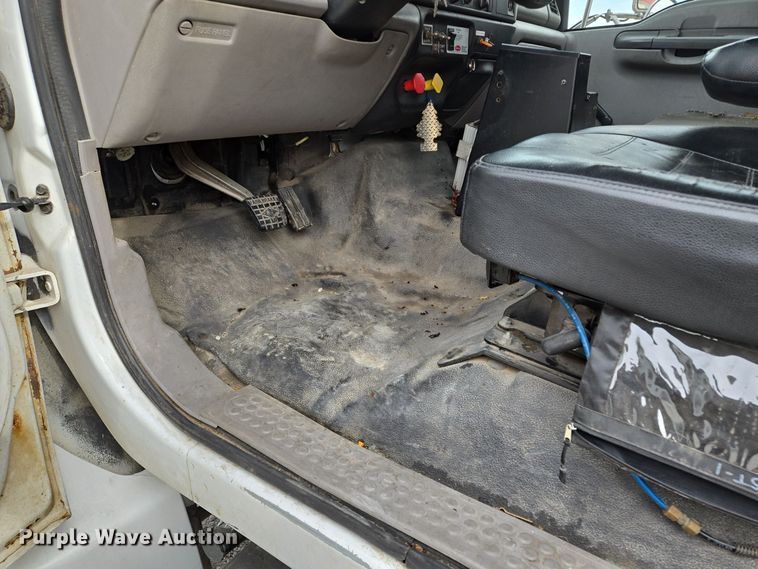 image for item EQ3672 2000 Ford  F750 utility / service truck