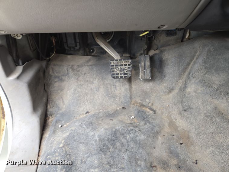 image for item EQ3672 2000 Ford  F750 utility / service truck