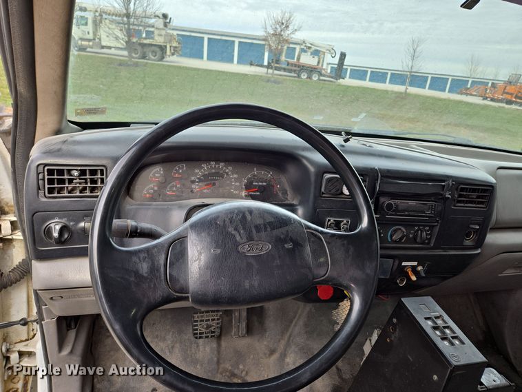 image for item EQ3672 2000 Ford  F750 utility / service truck