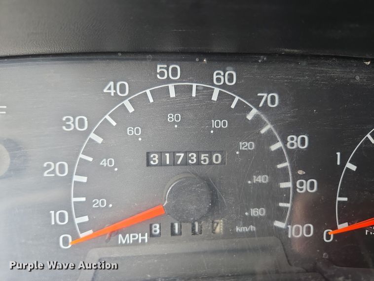 image for item EQ3672 2000 Ford  F750 utility / service truck