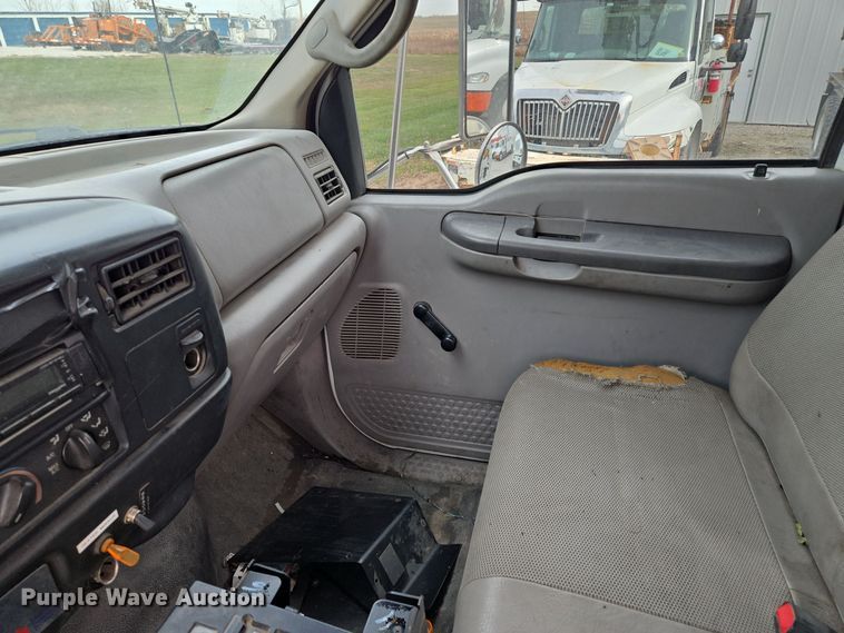 image for item EQ3672 2000 Ford  F750 utility / service truck