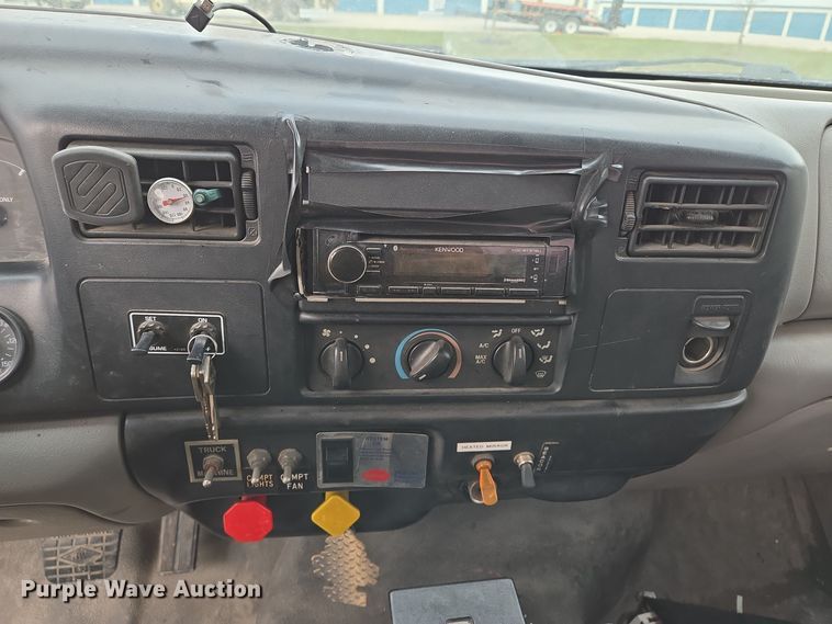 image for item EQ3672 2000 Ford  F750 utility / service truck